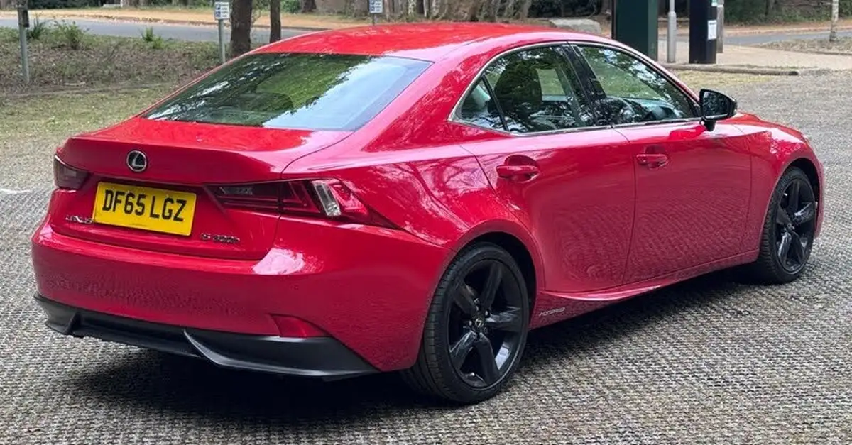 2015-lexus-is-300h-25-sport-big-9