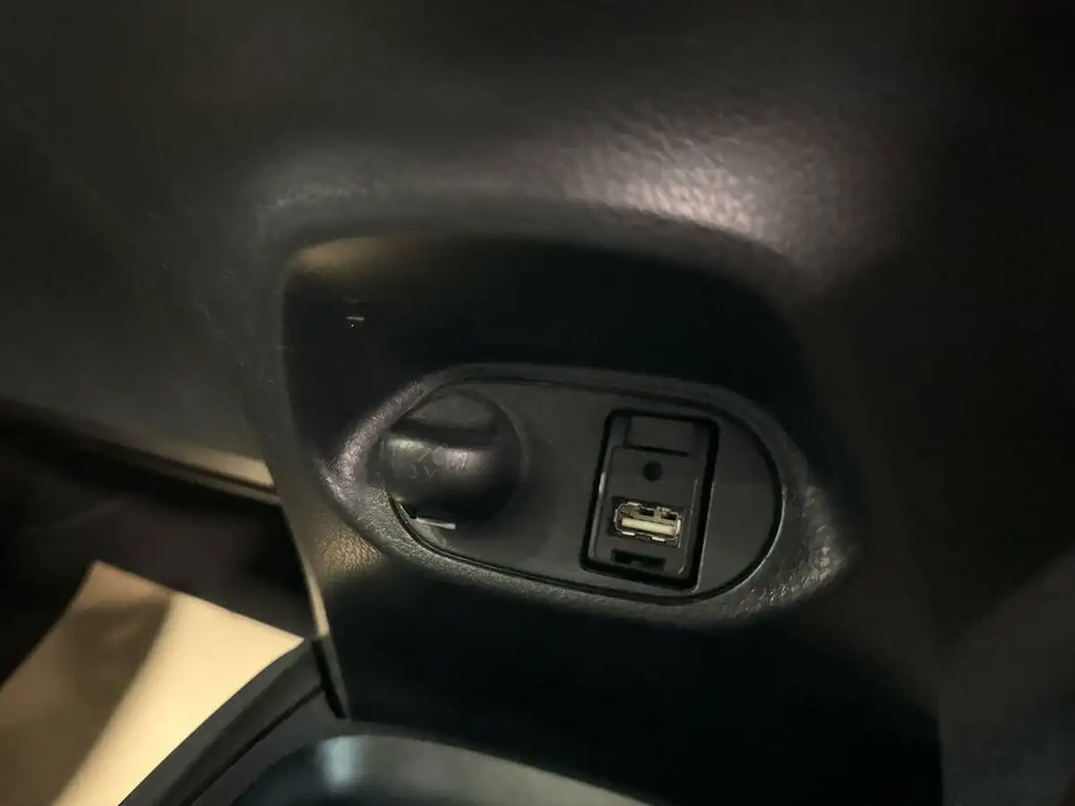 2015-toyota-yaris-15-vvt-i-icon-hybrid-big-36