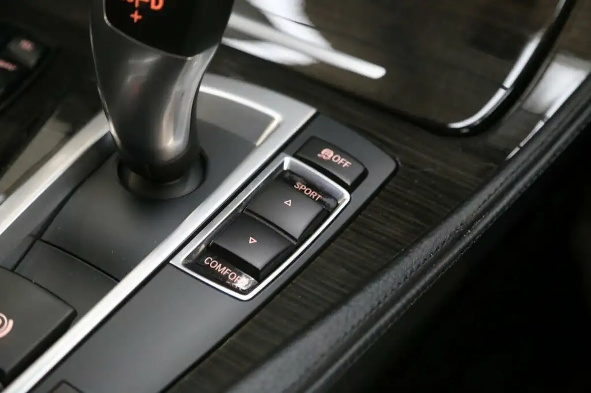 2014-bmw-5-series-20-528i-luxury-saloon-4d-auto-big-23