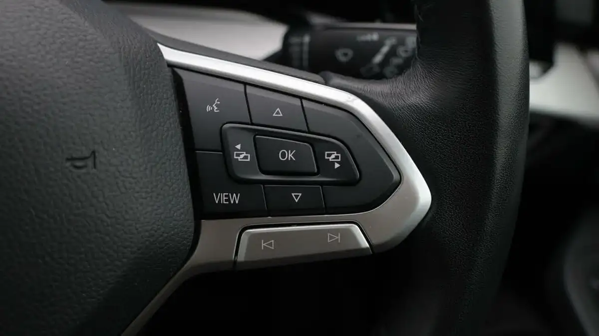 2022-volkswagen-golf-15-tsi-life-130ps-hatchback-big-24