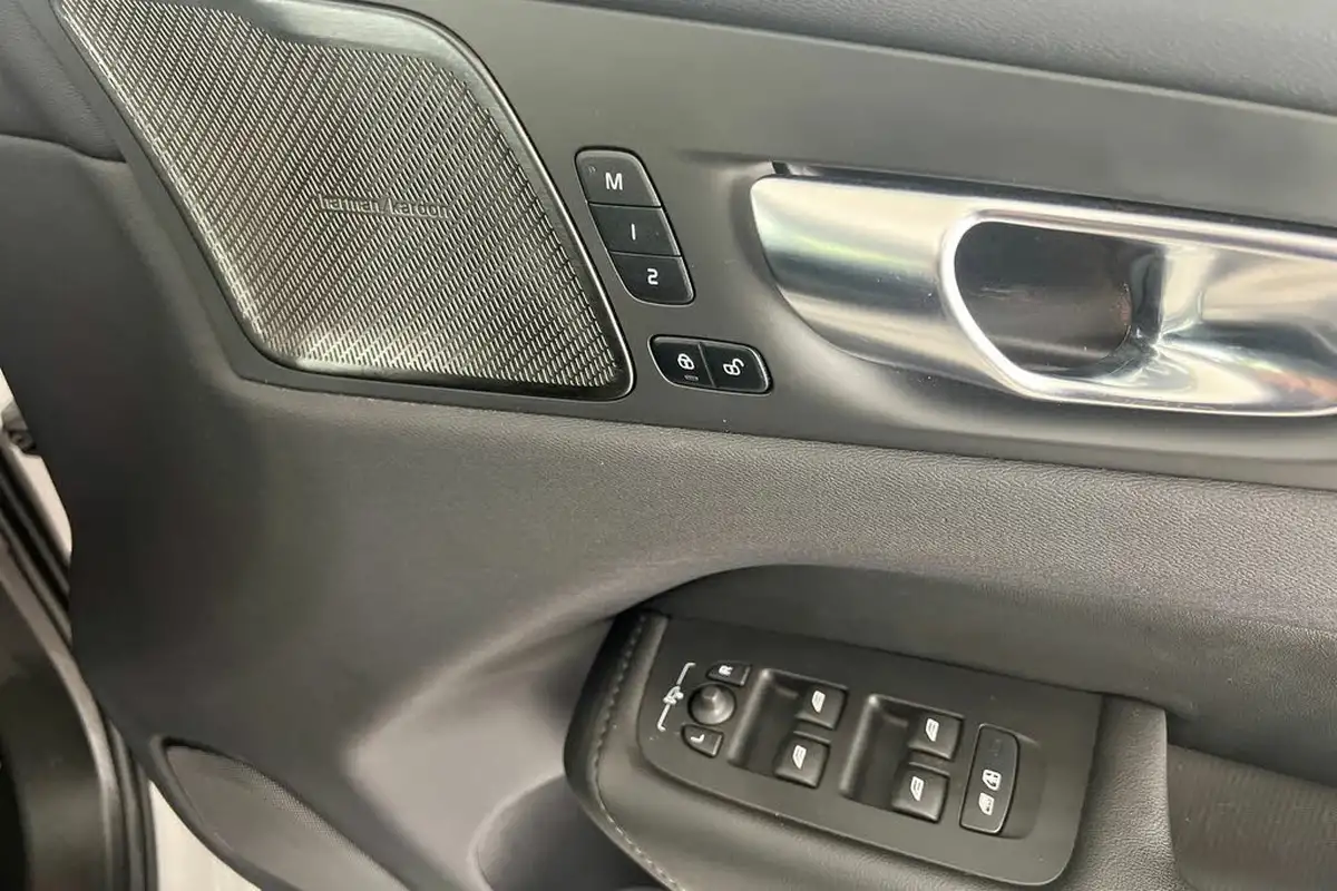 2024-volvo-xc60-20-b5-plus-big-28