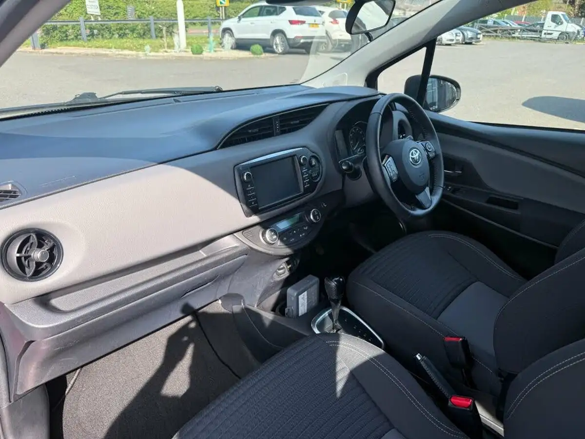 2018-toyota-yaris-15-vvt-i-icon-tech-hybrid-big-12