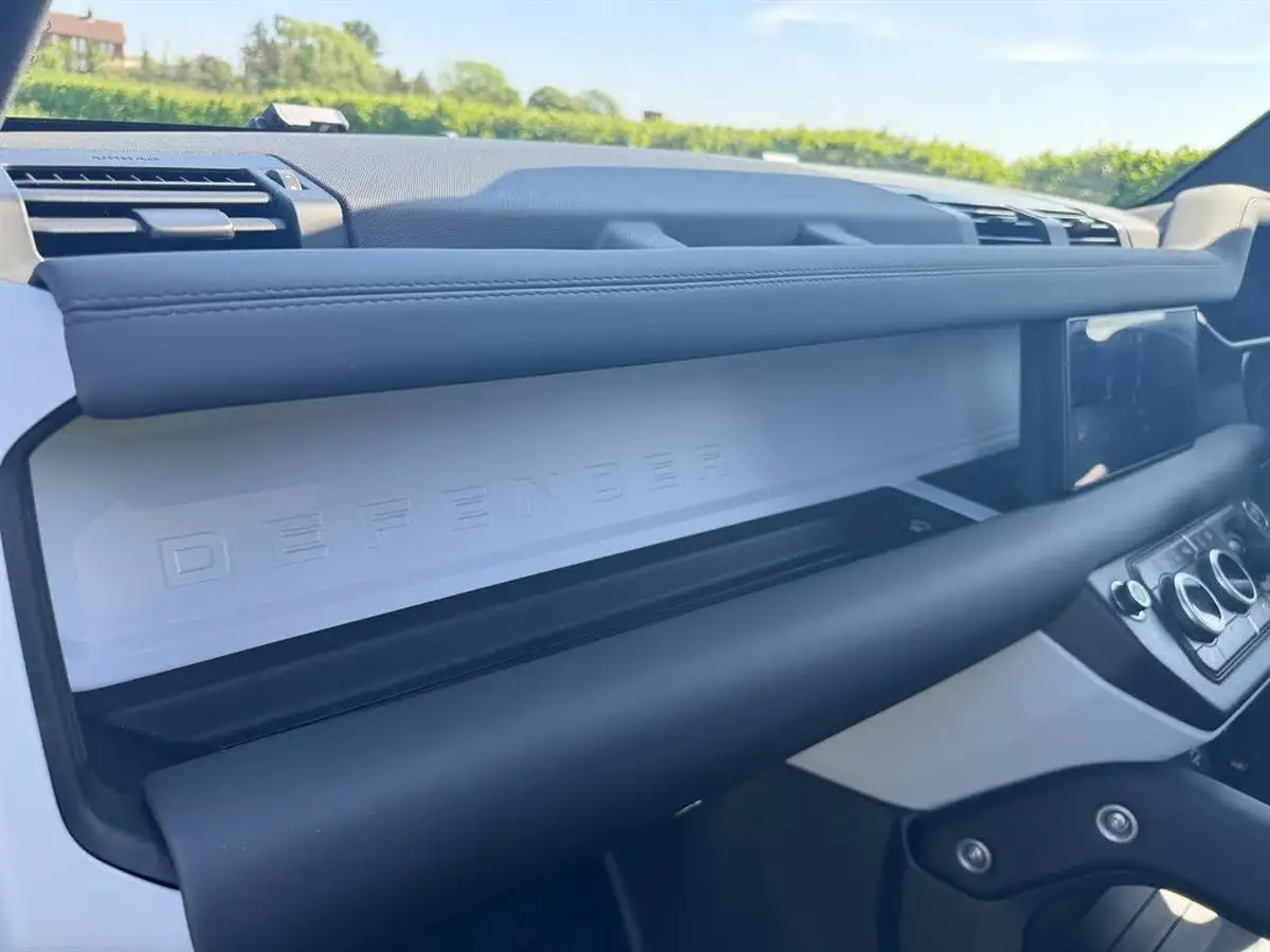2023-land-rover-110-defender-30-d250-xs-edition-big-13