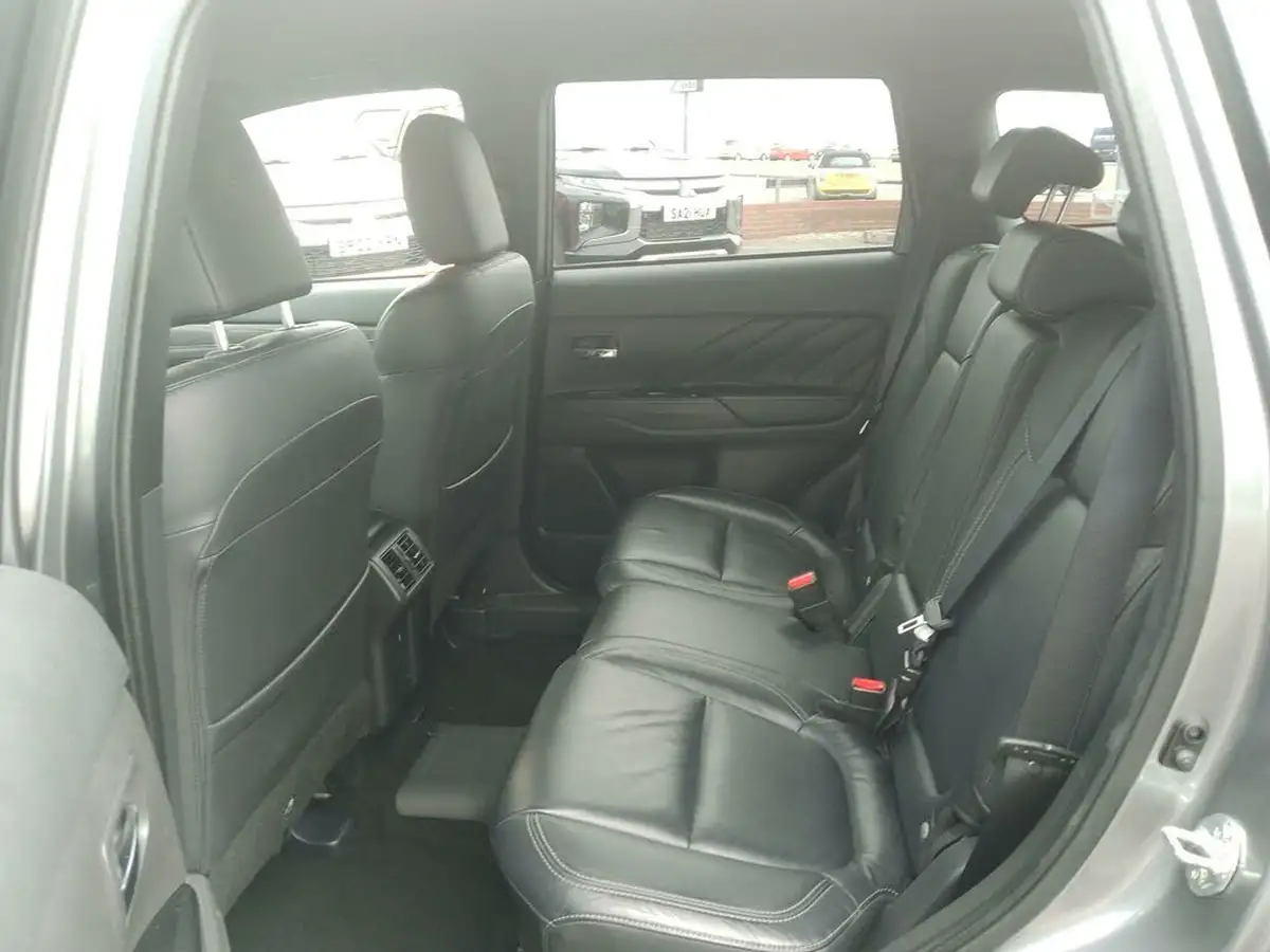 2019-mitsubishi-outlander-24-dynamic-phev-big-26