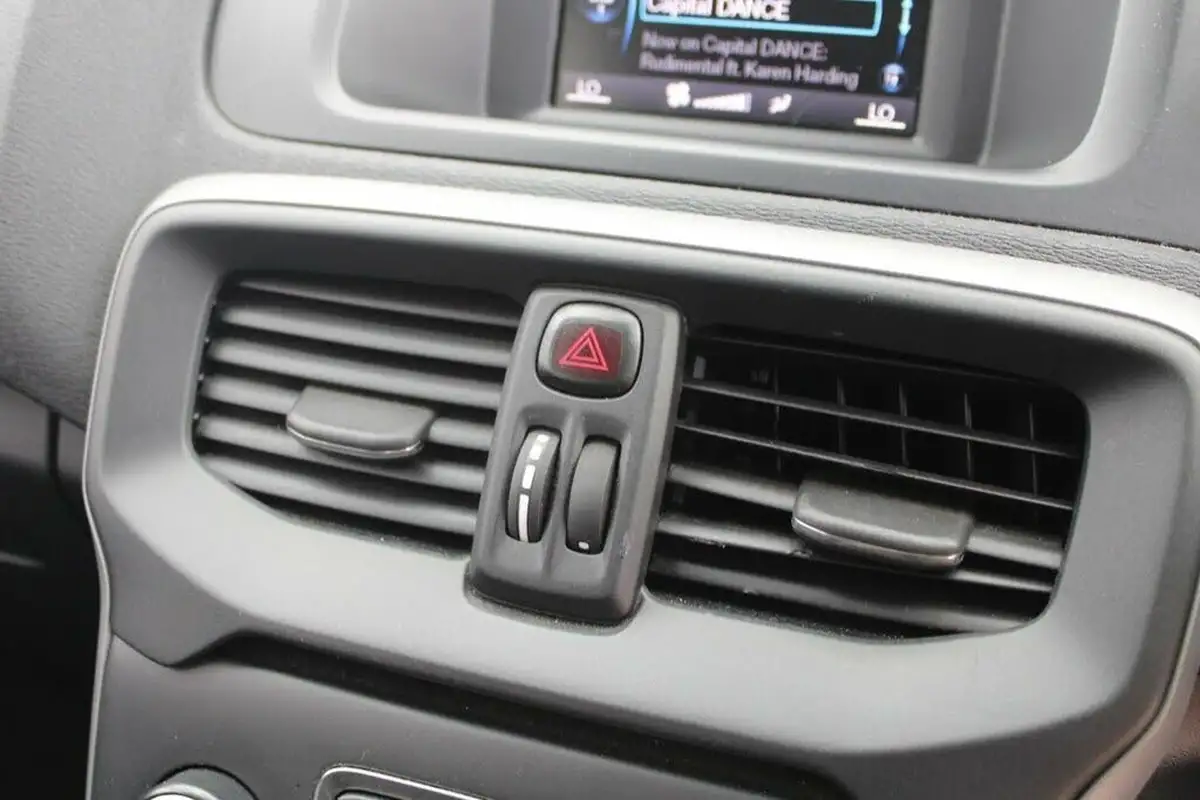 2013-volvo-v40-16-t2-es-big-29