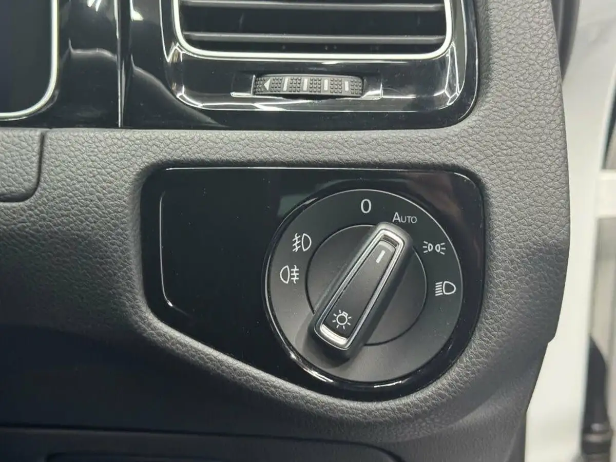 2018-volkswagen-golf-20-tsi-gti-5d-big-18