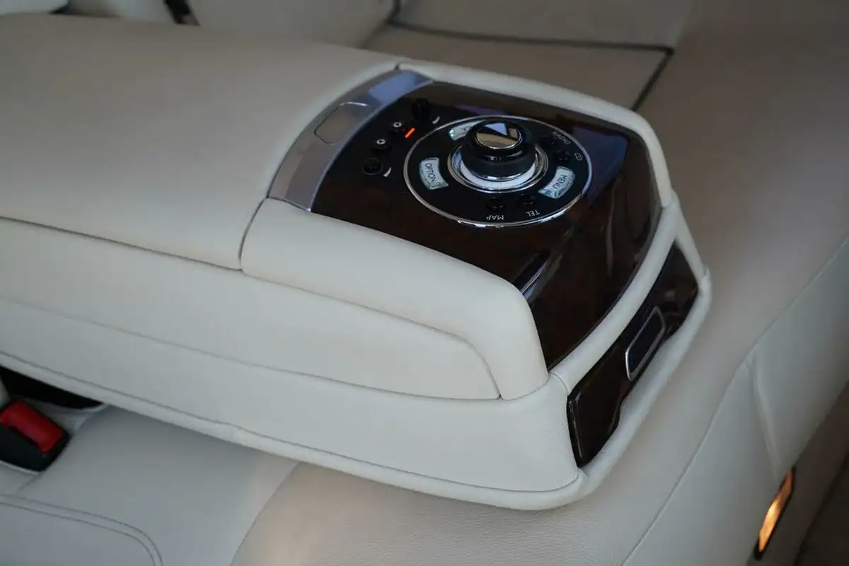2011-rolls-royce-ghost-66-big-23