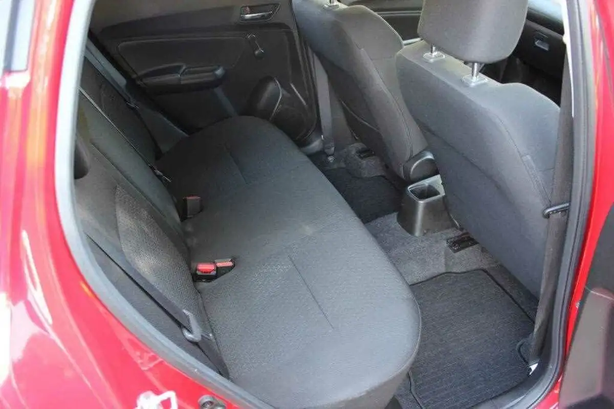 2019-suzuki-swift-12-dualjet-attitude-big-13