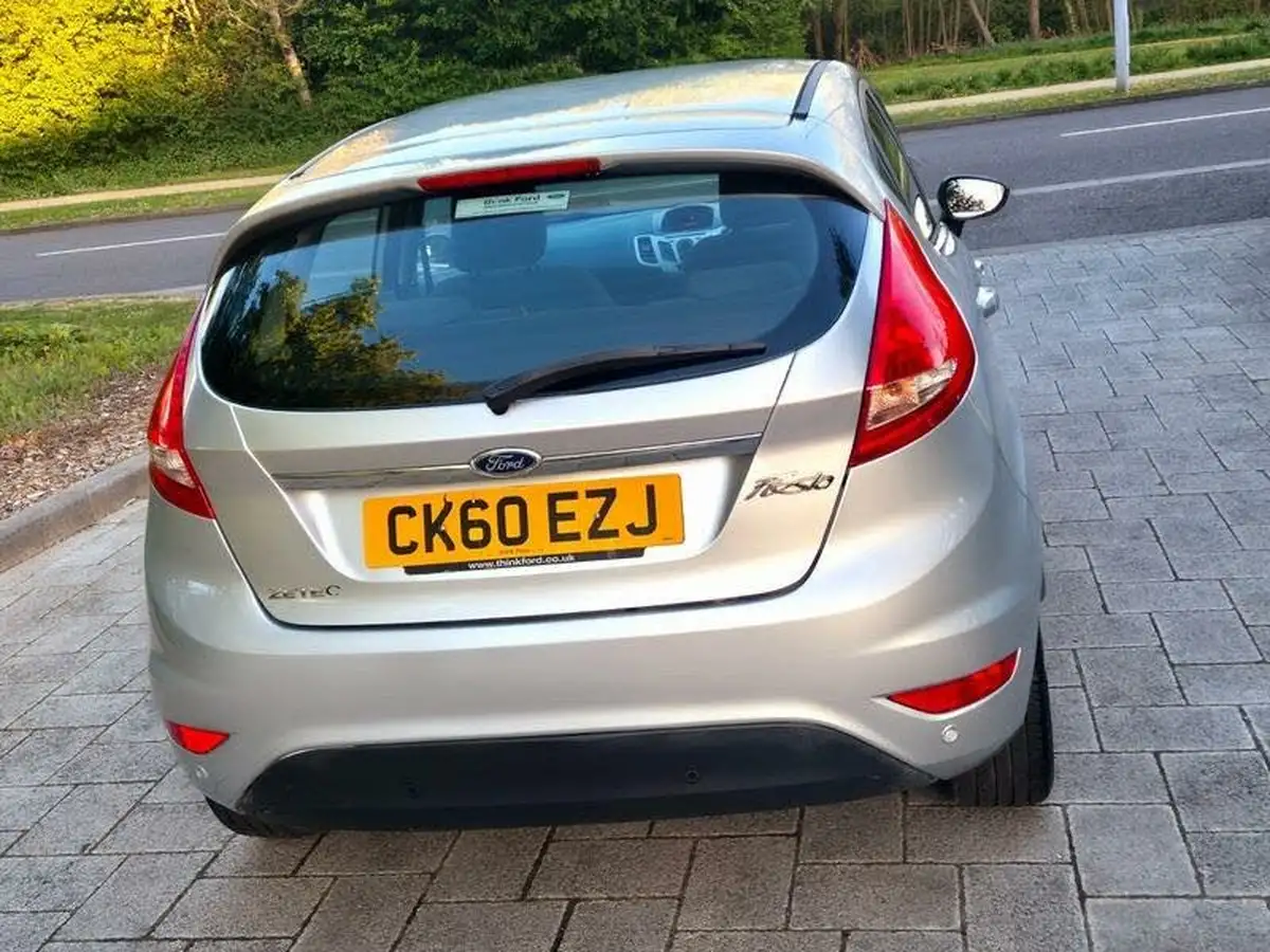 2010-ford-fiesta-14-zetec-96ps-5d-auto-big-4