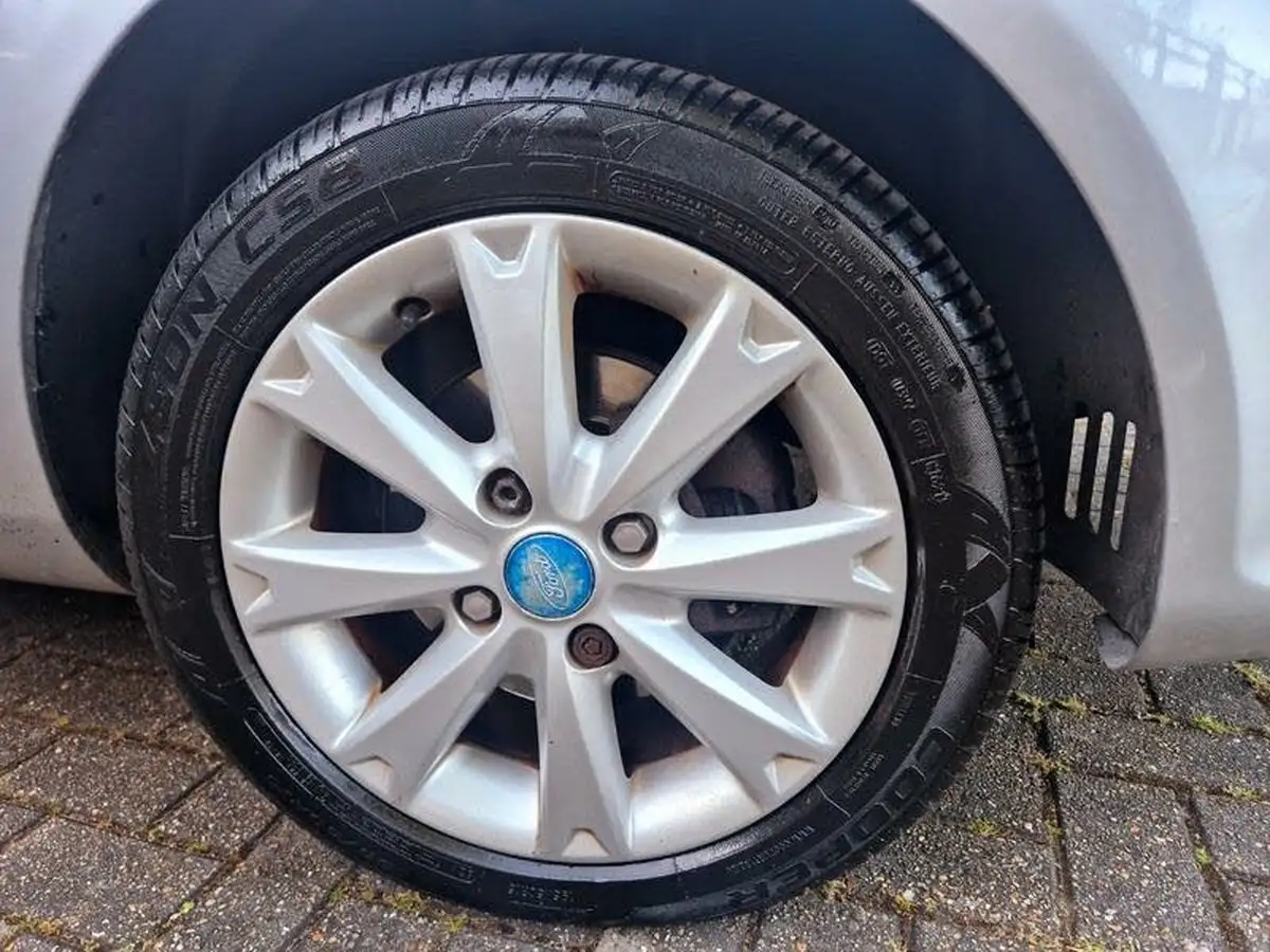 2010-ford-fiesta-14-zetec-96ps-5d-auto-big-25