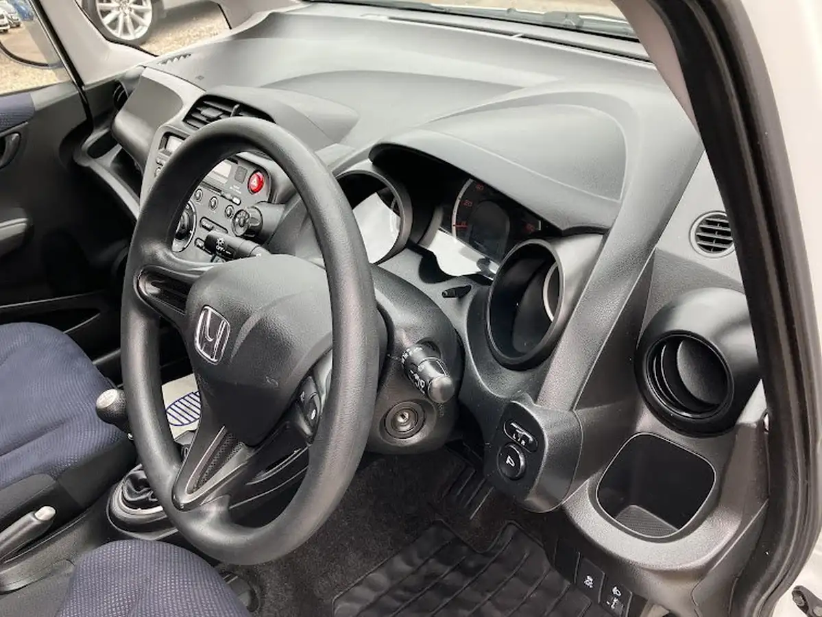 2015-honda-jazz-12-s-big-18