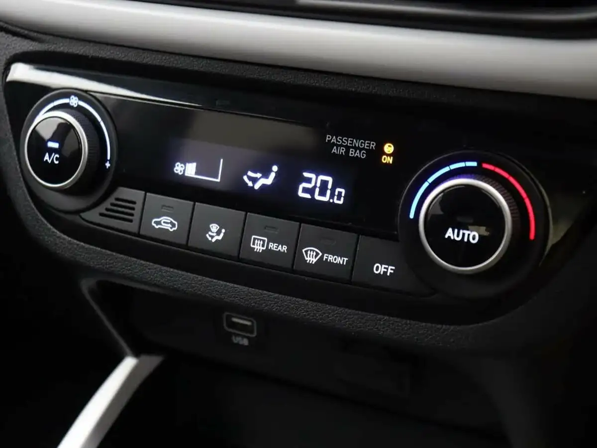 2022-hyundai-i10-12-premium-big-29