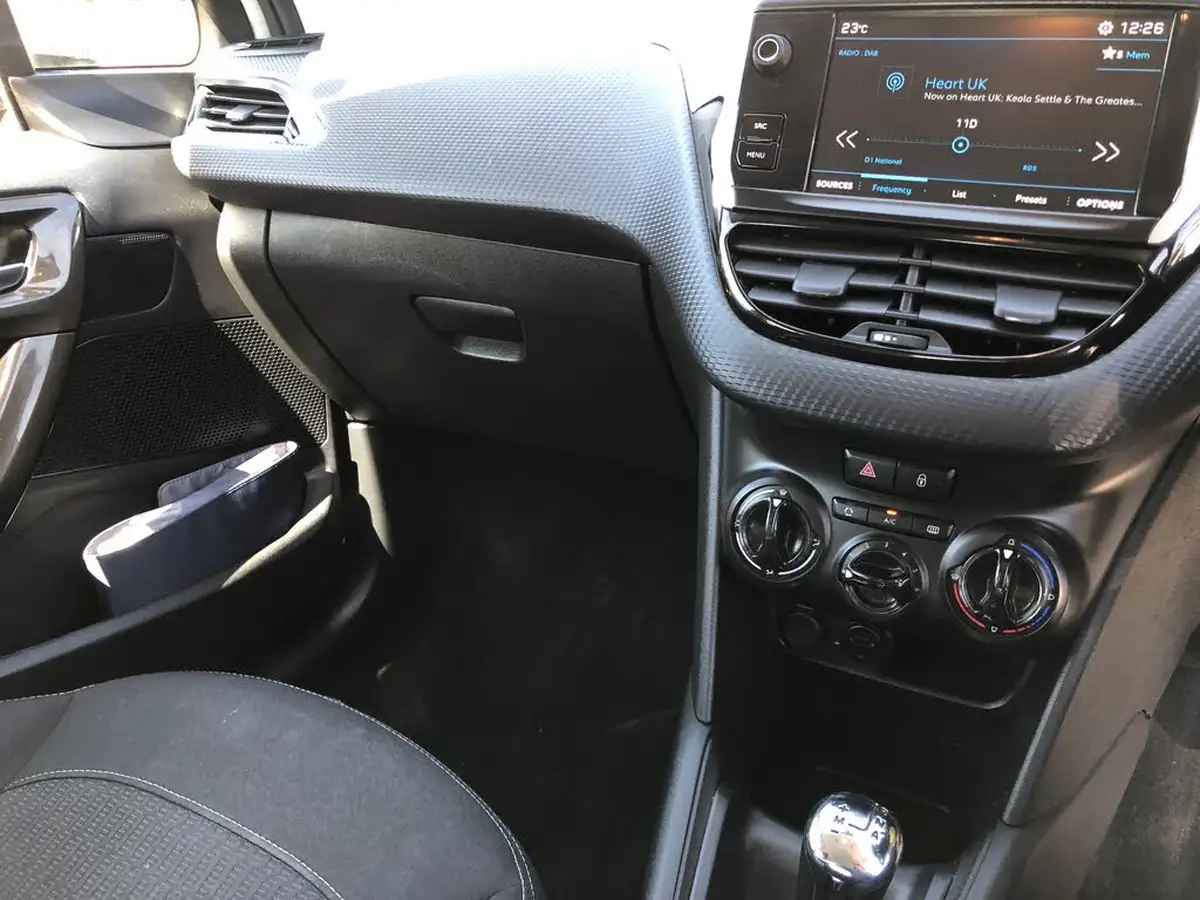 2018-peugeot-208-12-puretech-active-82bhp-ss-etg5-big-16