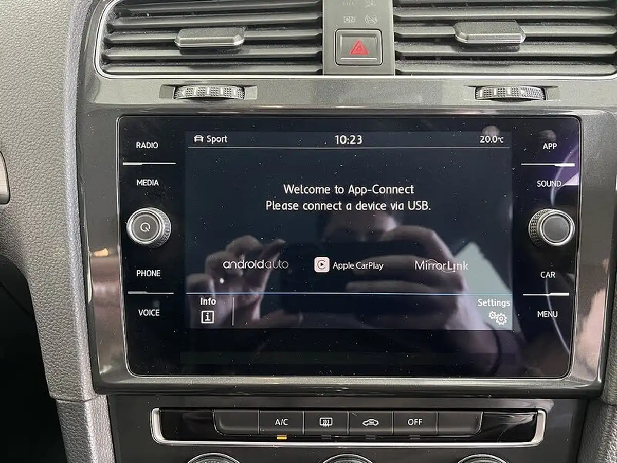 2019-volkswagen-golf-16tdi-se-estate-5d-big-12