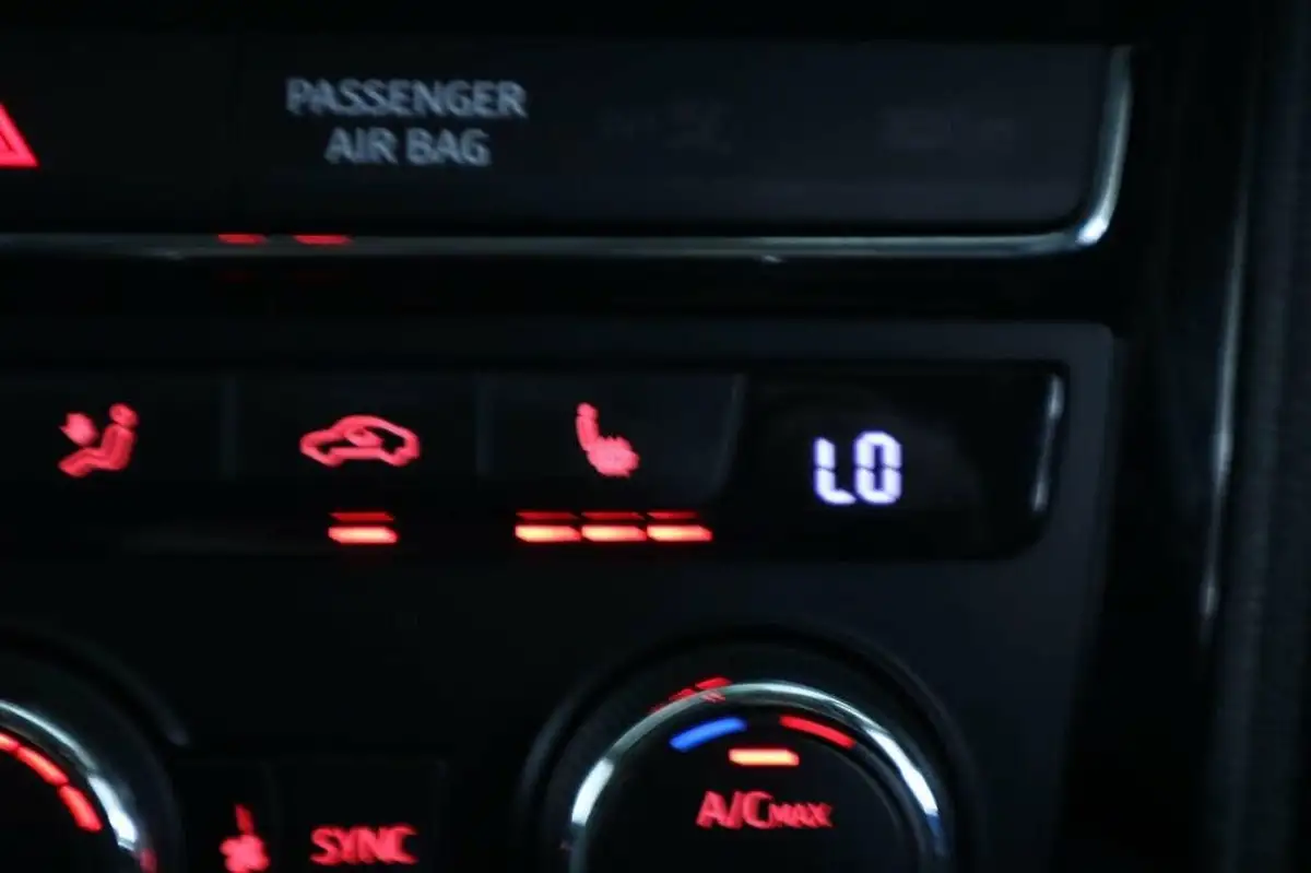 2019-seat-leon-20-tsi-fr-sport-hatchback-big-17
