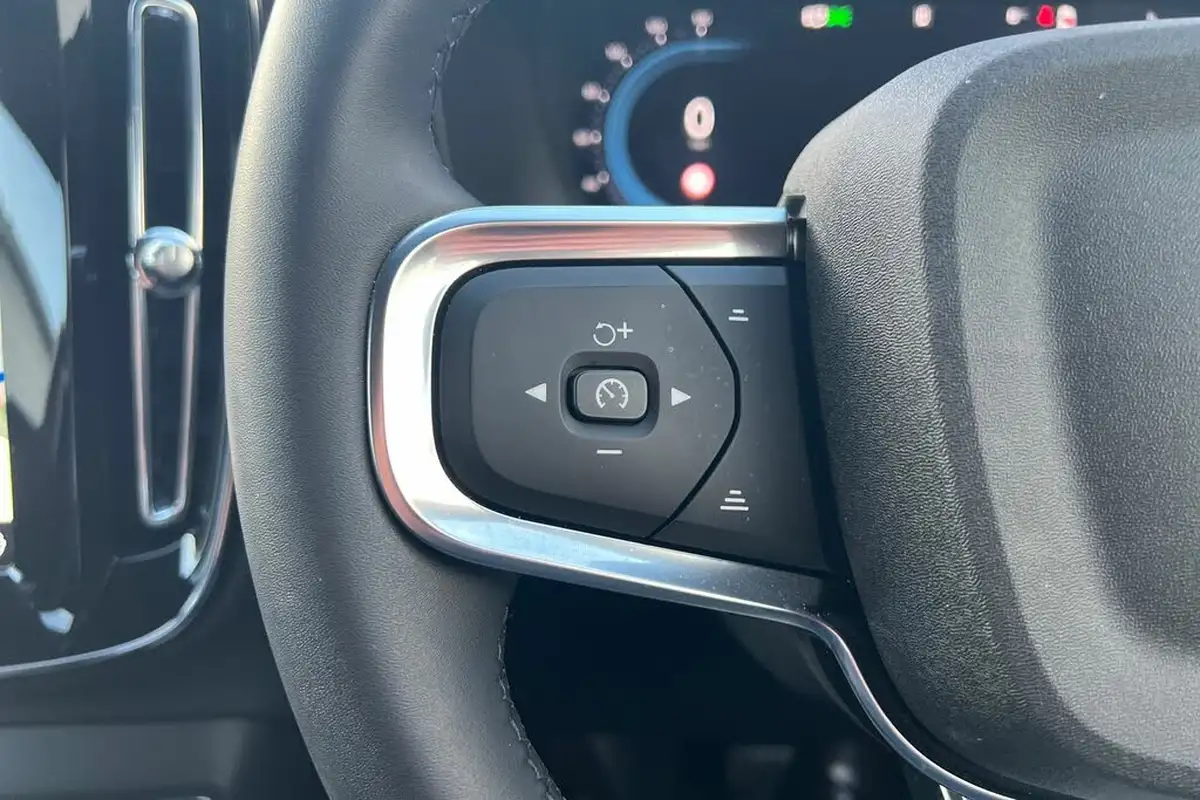 2024-volvo-xc40-20-b3-plus-big-10