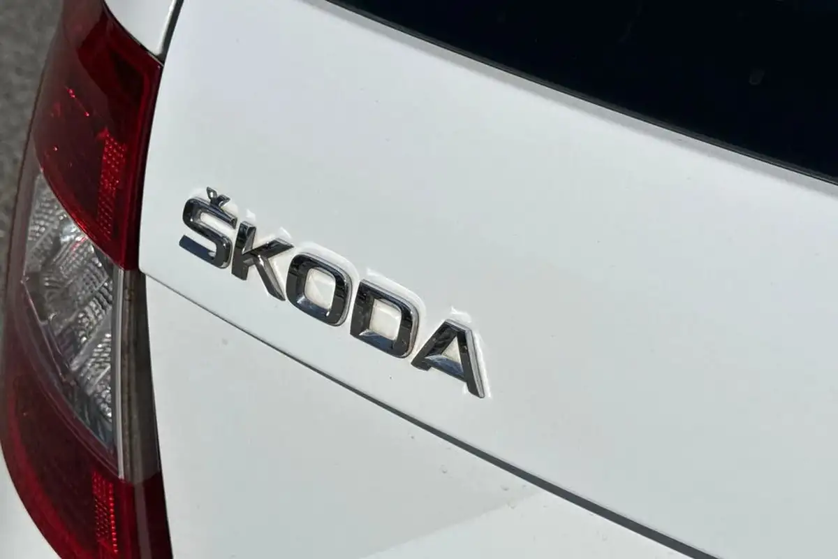 2014-skoda-octavia-20tdi-vrs-estate-big-29