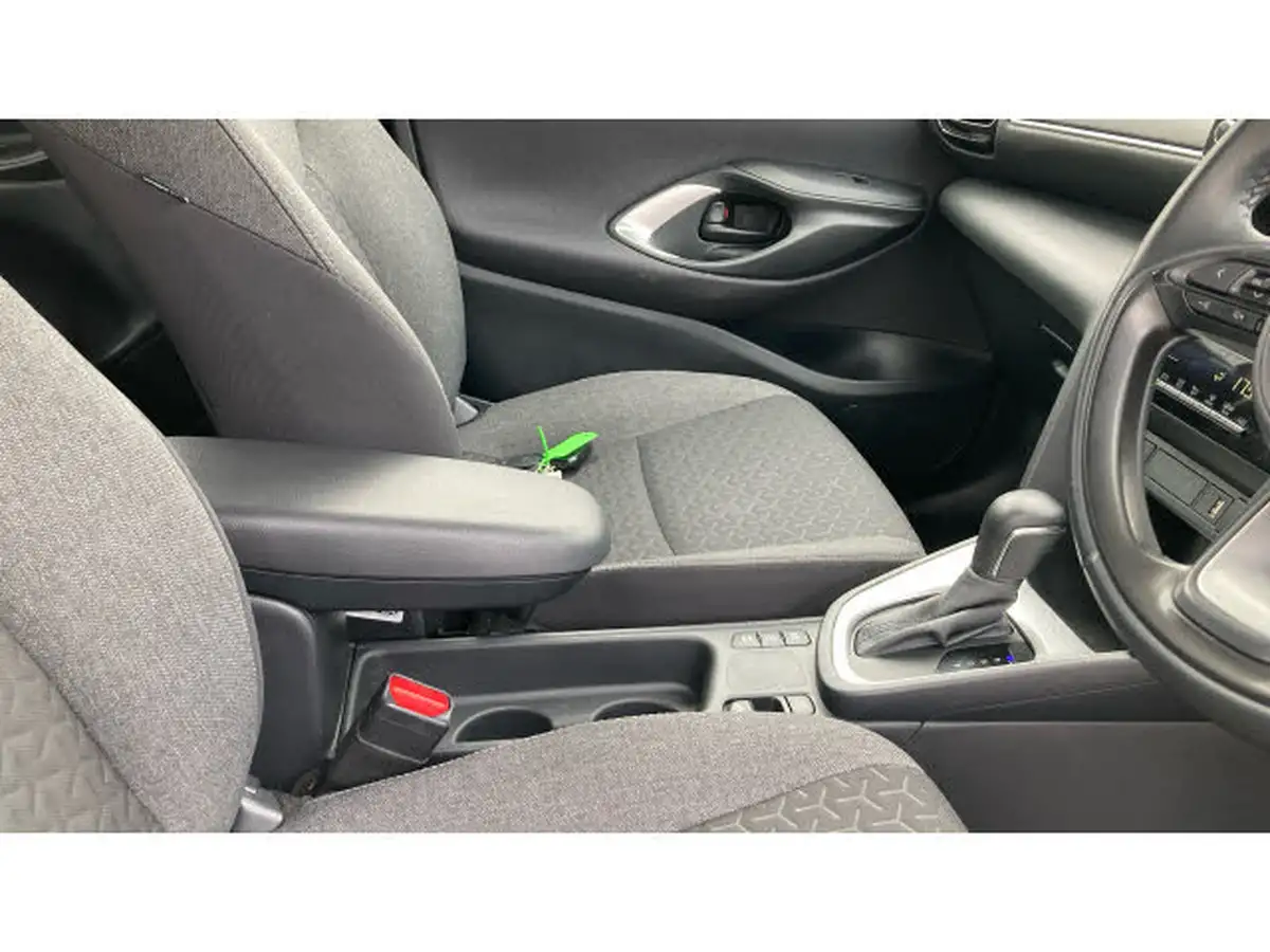 2023-toyota-yaris-cross-15-vvt-i-icon-big-37