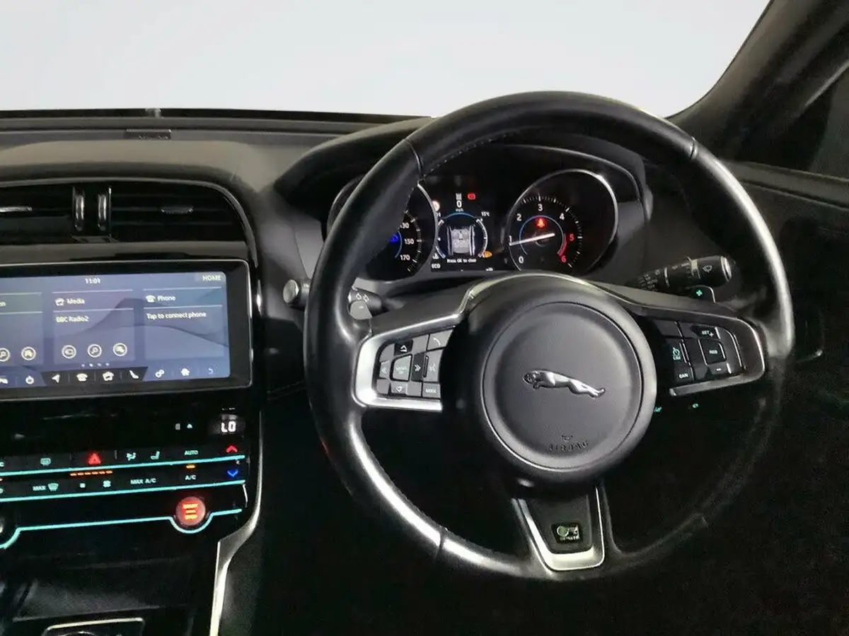 2019-jaguar-xe-big-8