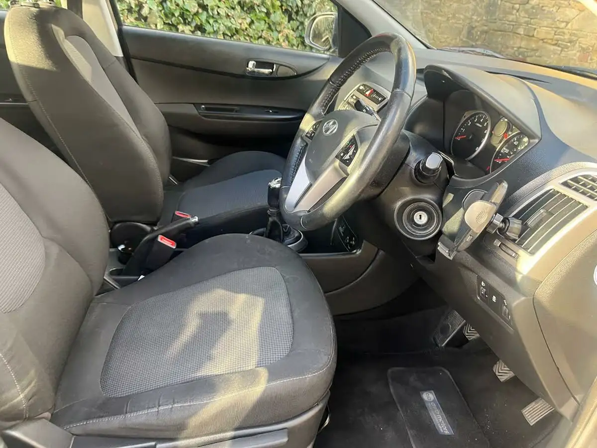 2012-hyundai-i20-14-style-99bhp-big-19