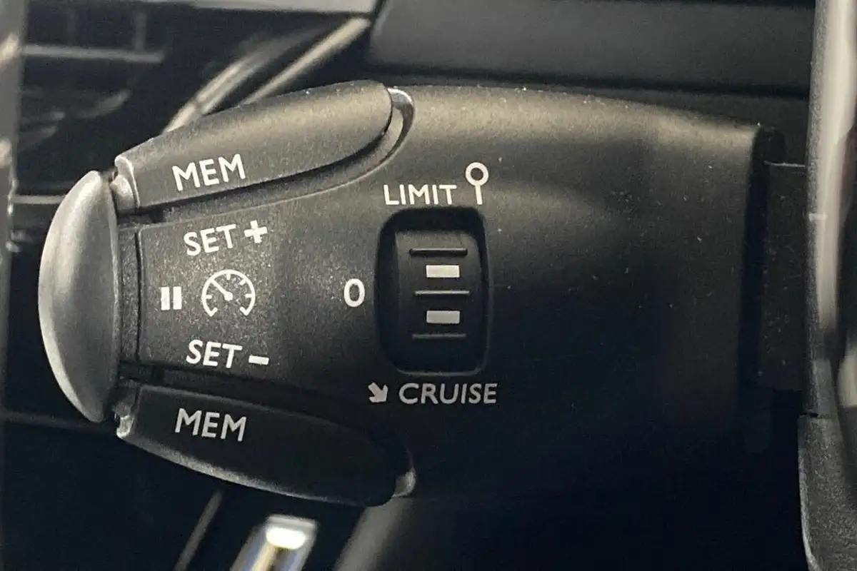 2022-peugeot-2008-suv-12-puretech-allure-premium-130bhp-big-31