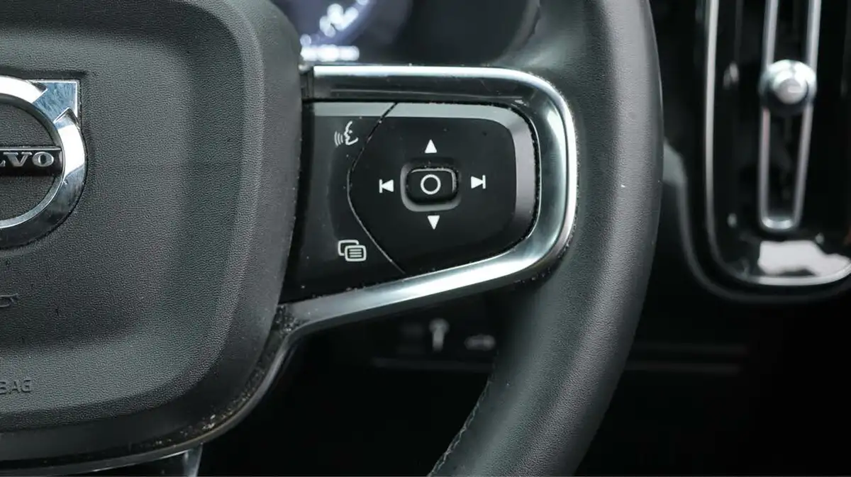 2022-volvo-xc40-15-t4-r-design-big-24