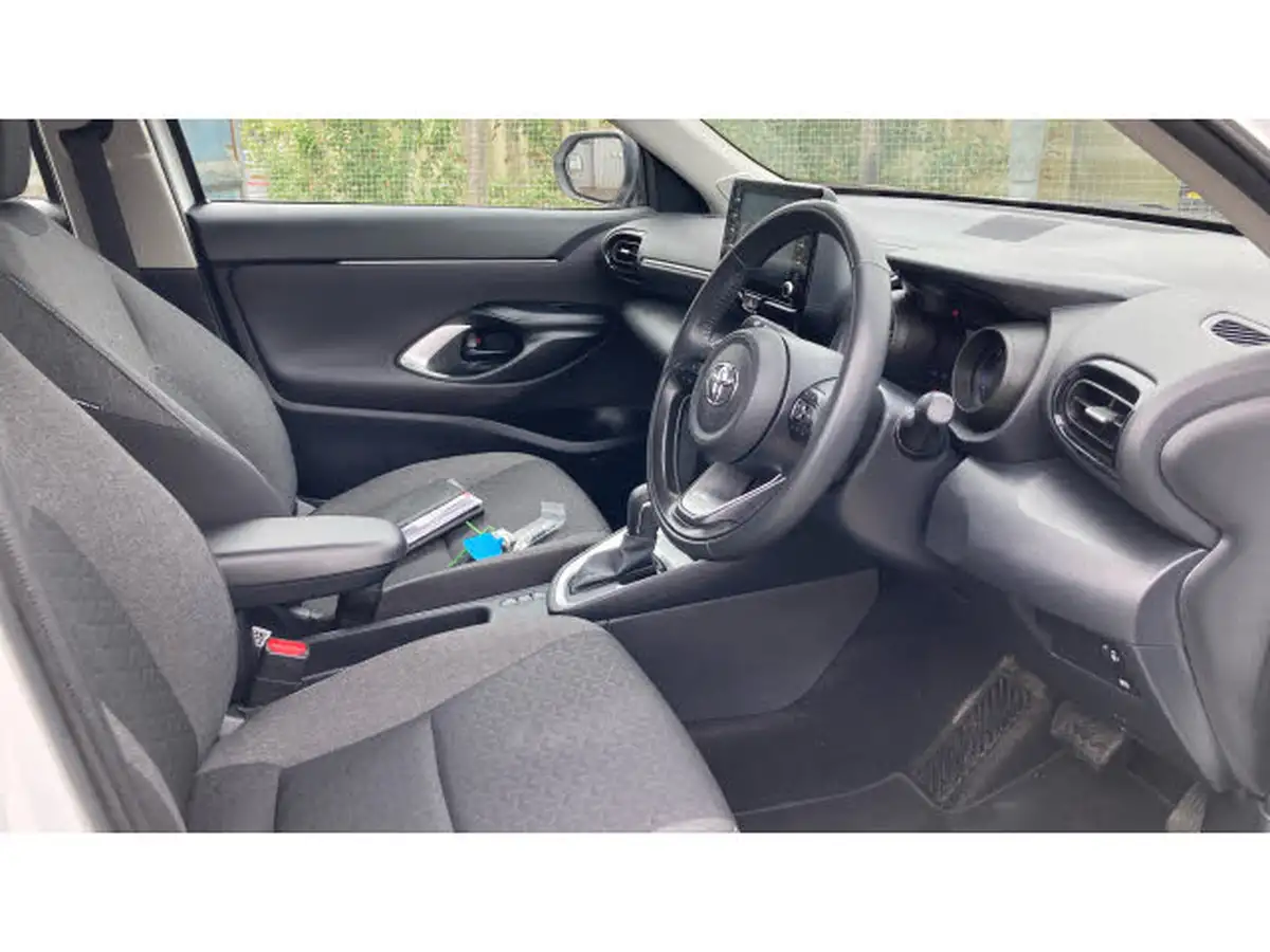 2023-toyota-yaris-cross-15-vvt-i-icon-big-10