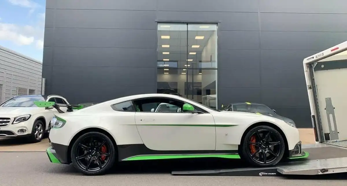 2017-aston-martin-vantage-47-gt8-big-17
