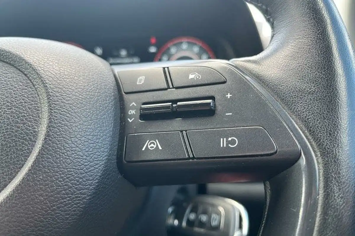 2022-hyundai-i20-10-t-gdi-premium-eclutch-imt-big-38
