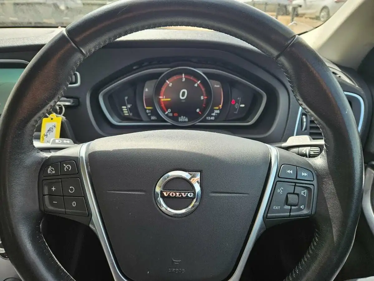 2016-volvo-v40-20td-d3-cross-country-pro-big-14