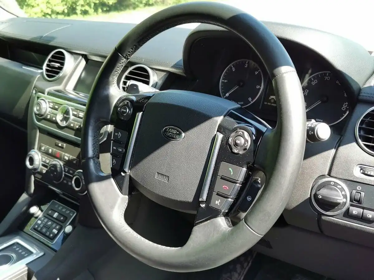 2015-land-rover-discovery-4-30-sd-v6-hse-big-9