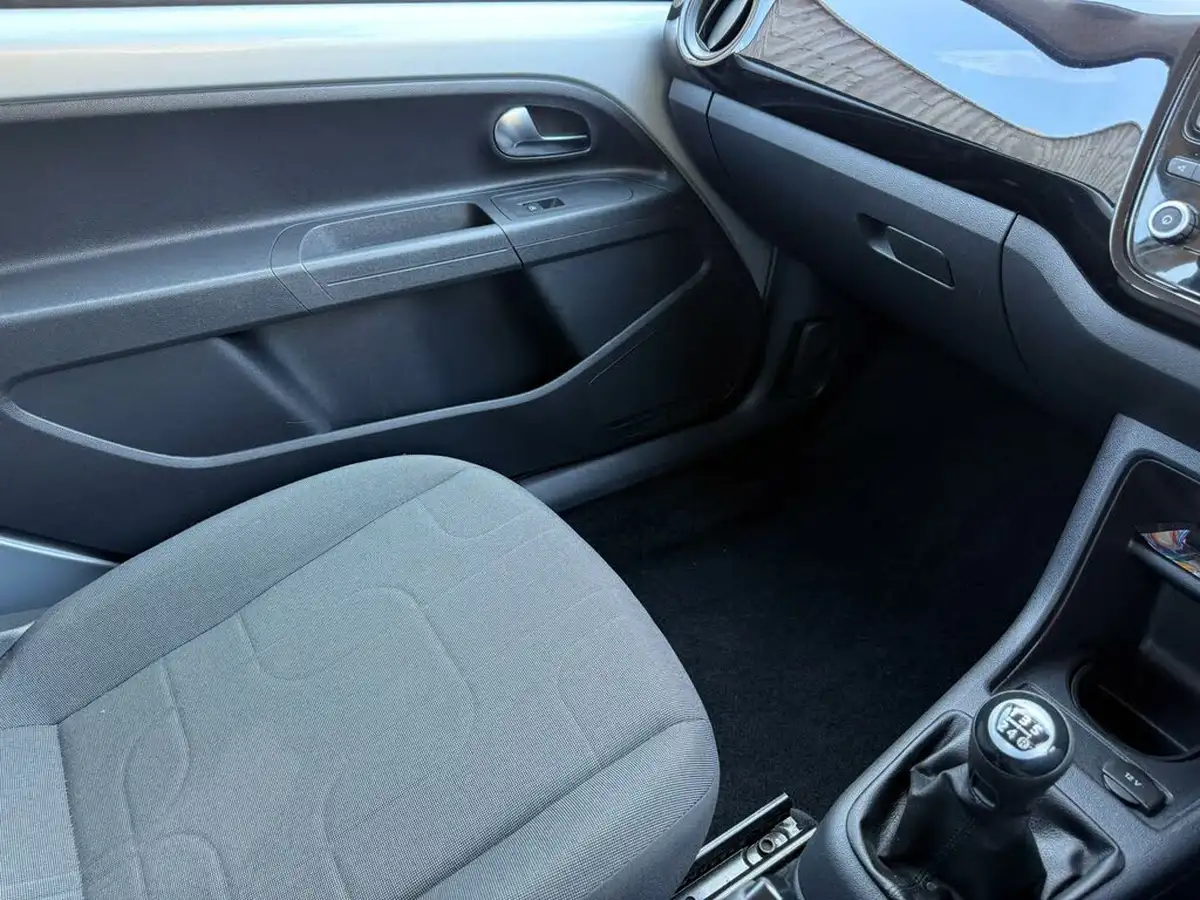 2012-volkswagen-up-10-move-up-60ps-bluemotion-tech-3d-big-12