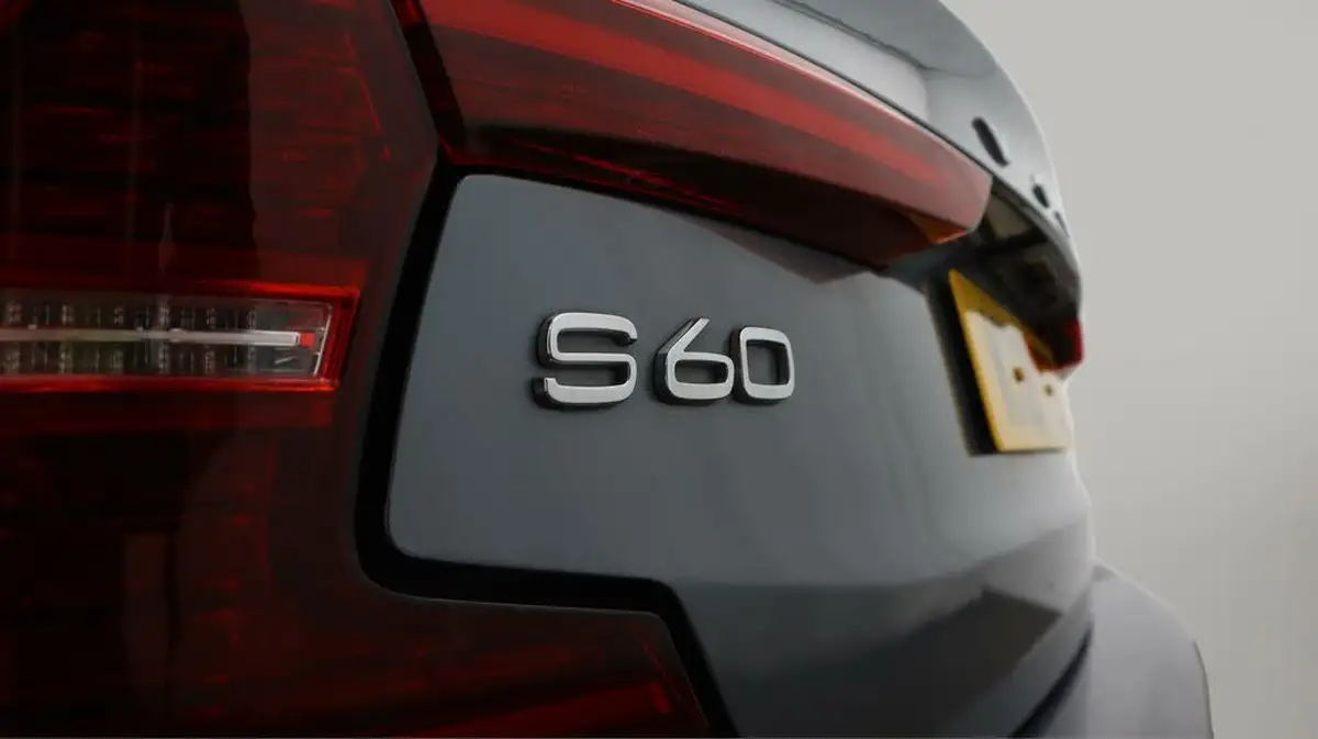 2021-volvo-s60-20-t8-r-design-plus-big-22