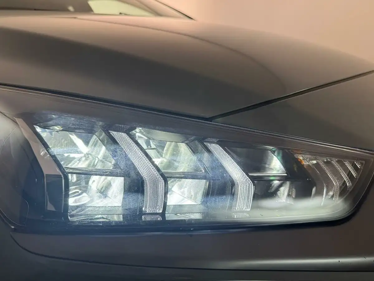 2022-hyundai-ioniq-e-premium-electric-big-32