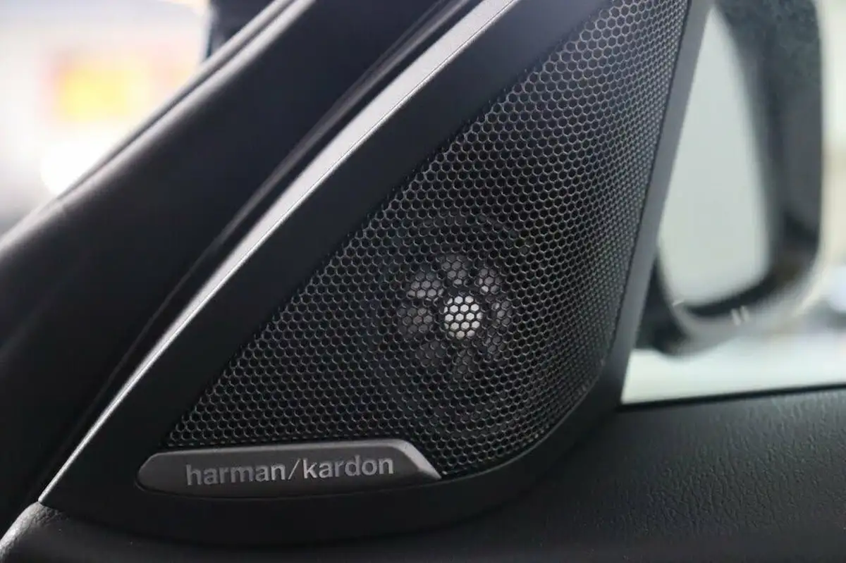 2023-bmw-i4-e-m50-big-25