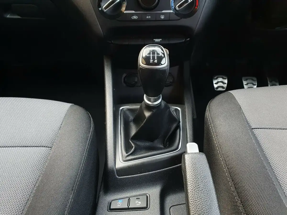 2016-hyundai-i20-10-active-big-14