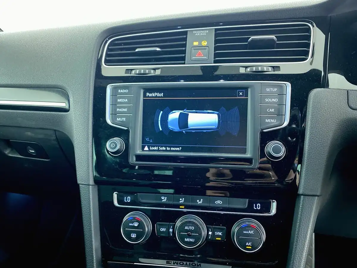 2015-volkswagen-golf-20-tsi-r-estate-5d-dsg-big-18