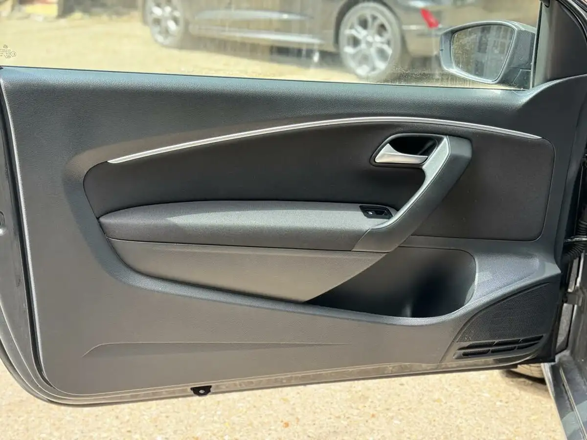2016-volkswagen-polo-10-match-60ps-3d-big-28