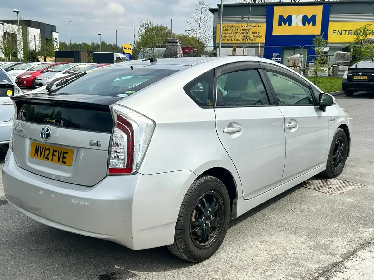 2012-toyota-prius-big-5