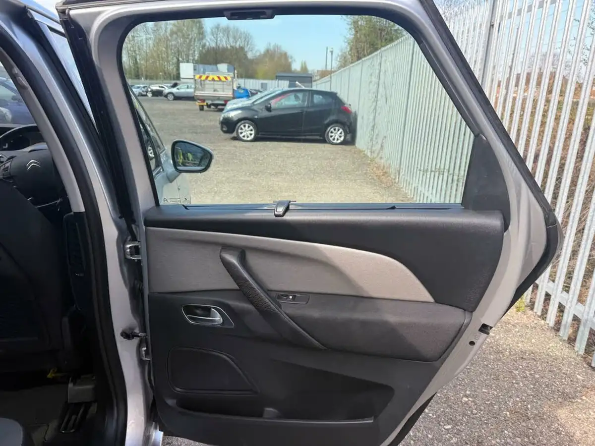 2013-citroen-c4-picasso-16e-hdi-exclusive-etg6-big-21