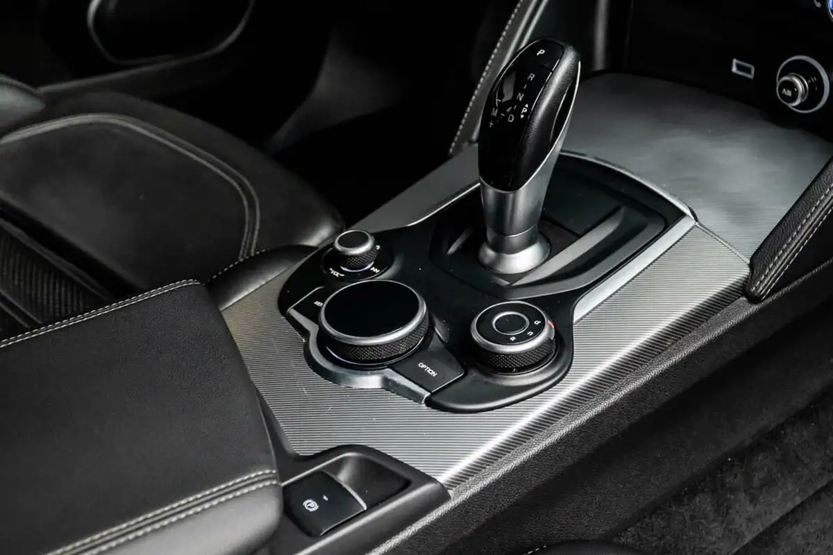 2018-alfa-romeo-stelvio-22td-milano-big-33