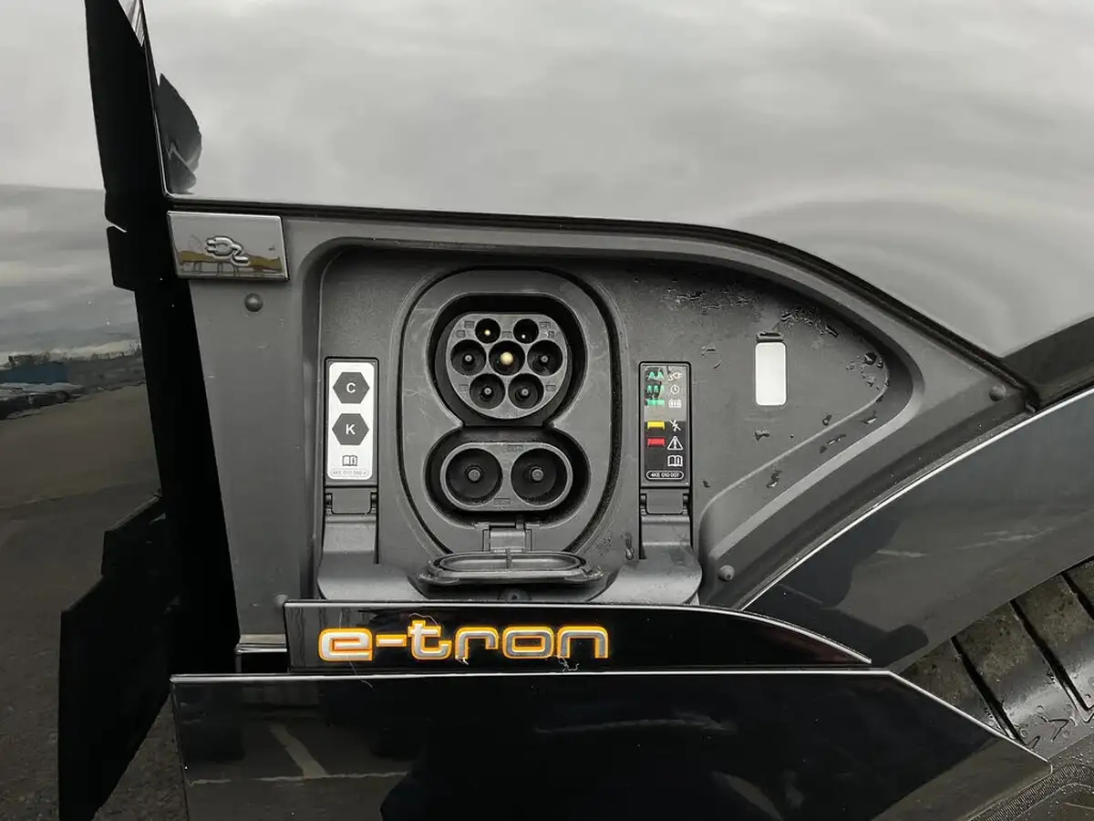 2022-audi-e-tron-55e-technik-station-wagon-big-31