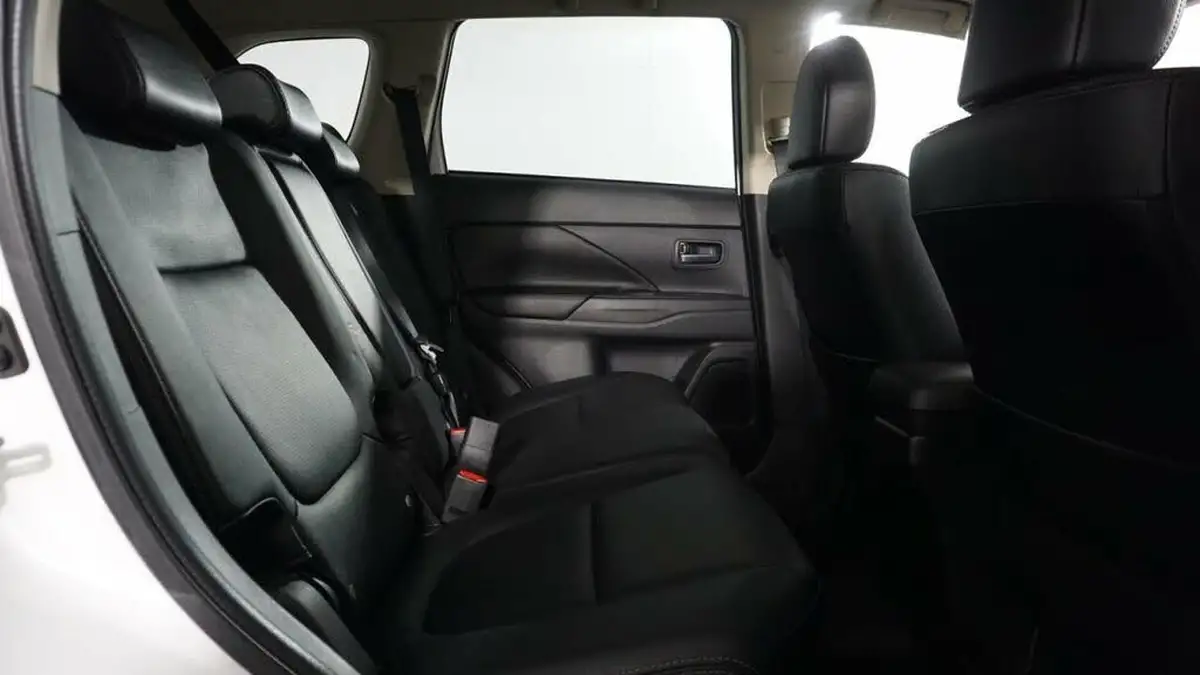 2014-mitsubishi-outlander-20-gx4h-big-19