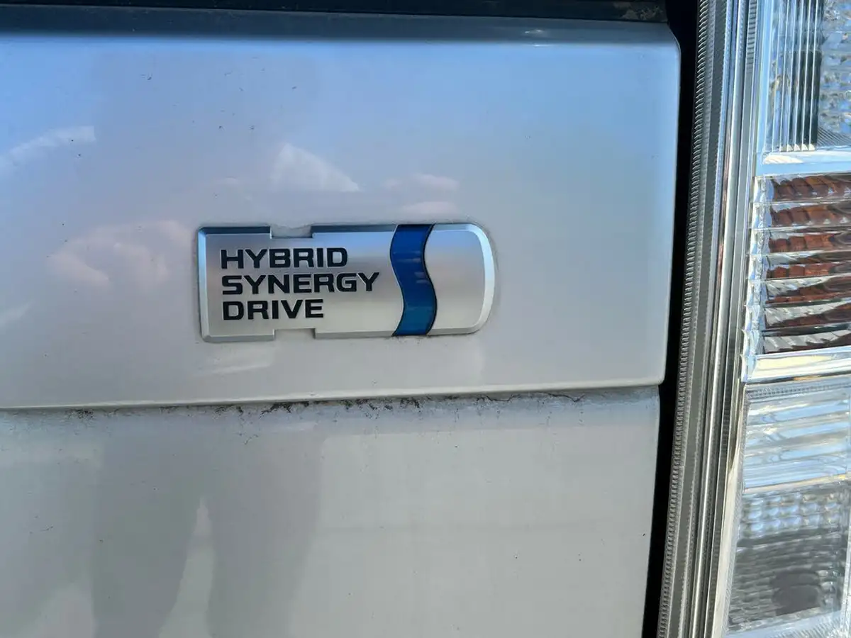 2011-toyota-prius-big-9