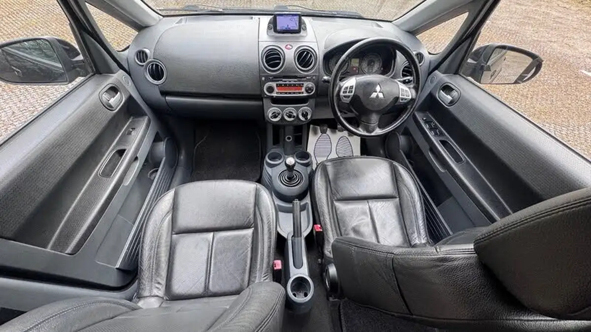 2011-mitsubishi-colt-13-juro-5d-big-2