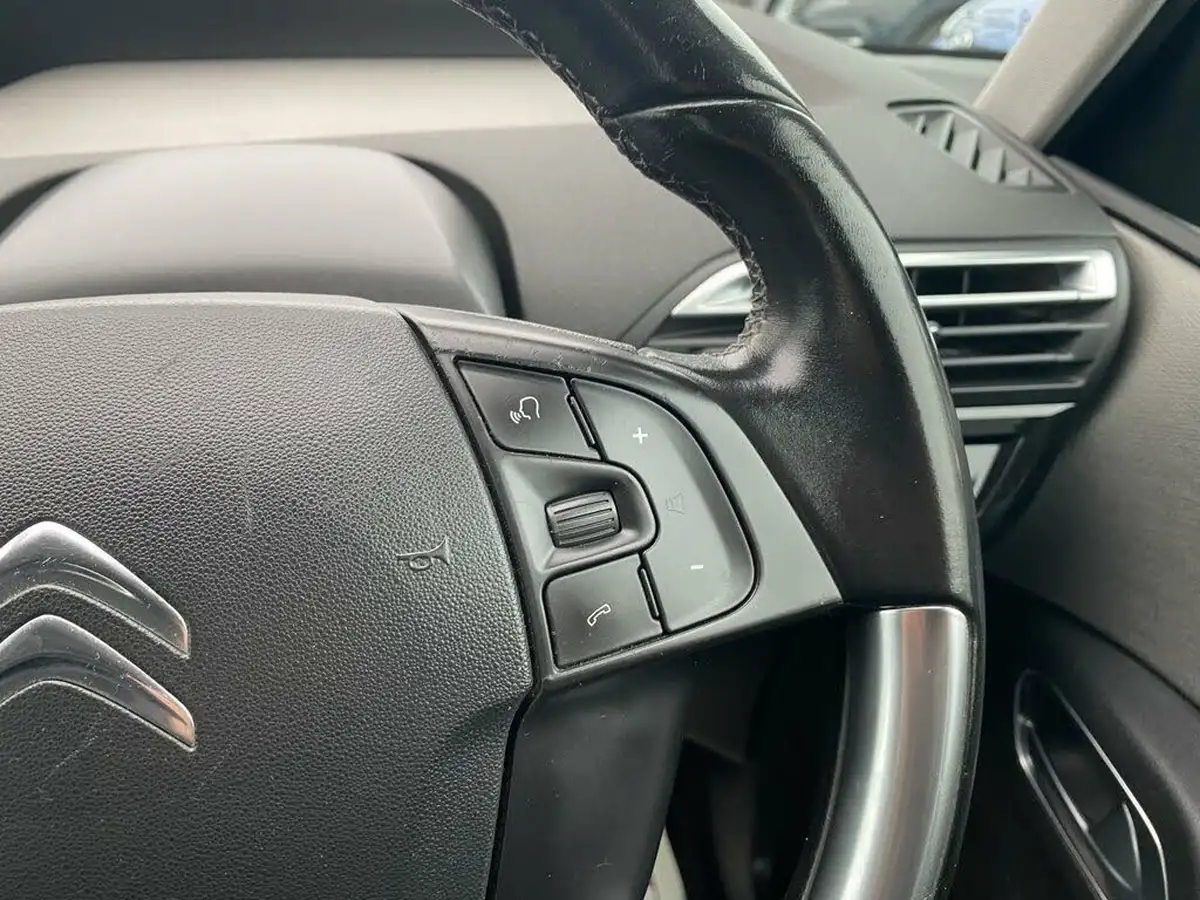 2016-citroen-c4-picasso-12-puretech-feel-big-53