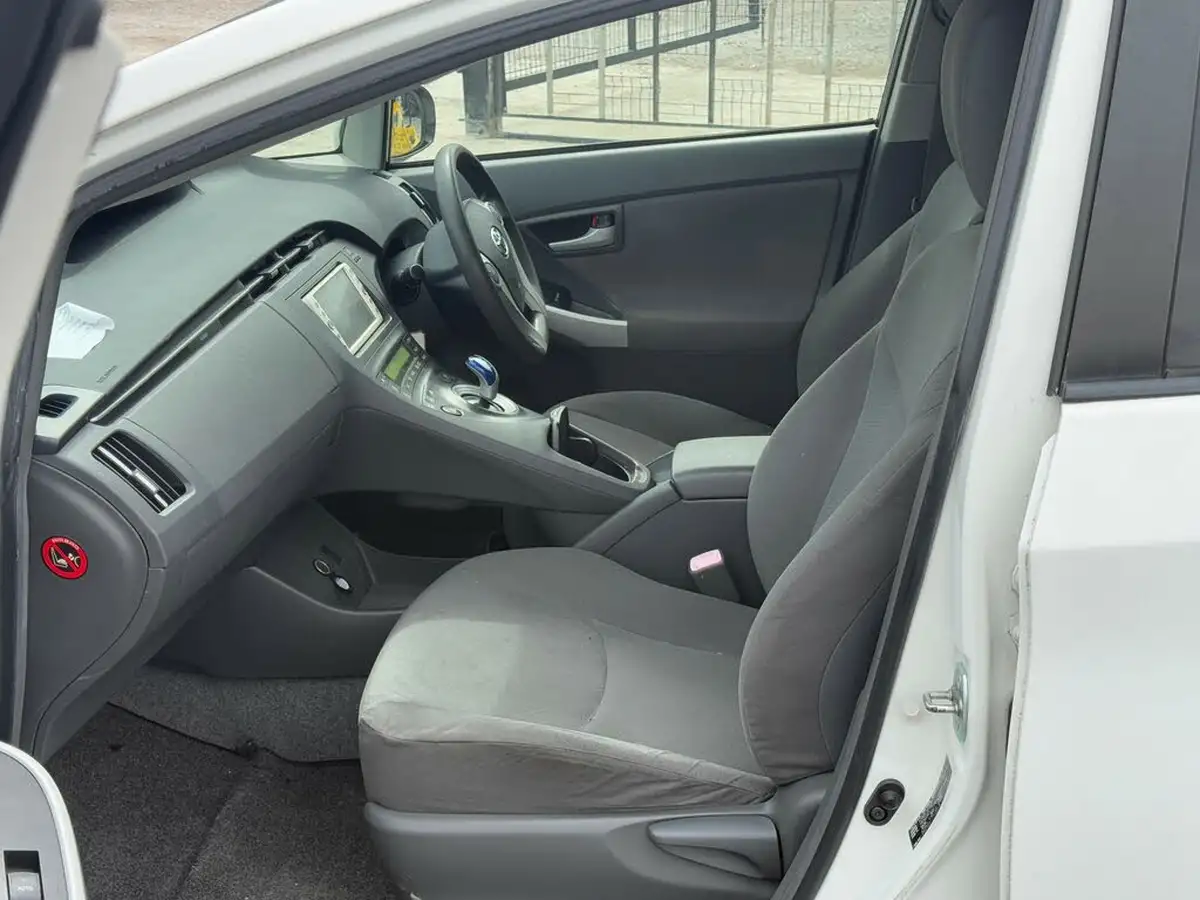 2011-toyota-prius-big-22