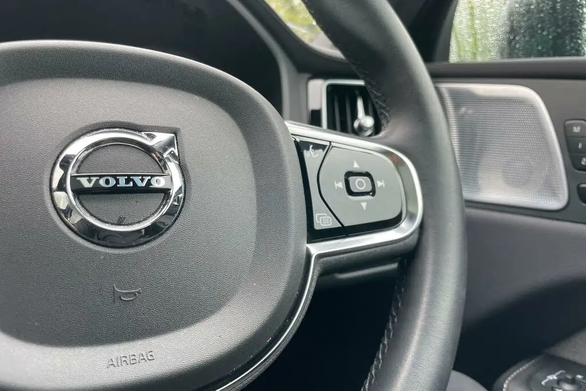 2023-volvo-xc60-20-t8-ultimate-dark-big-38