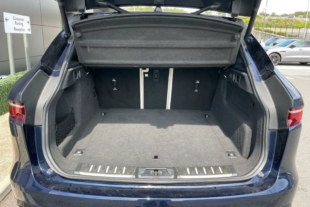 2022-jaguar-f-pace-20-d200-r-dynamic-s-big-26