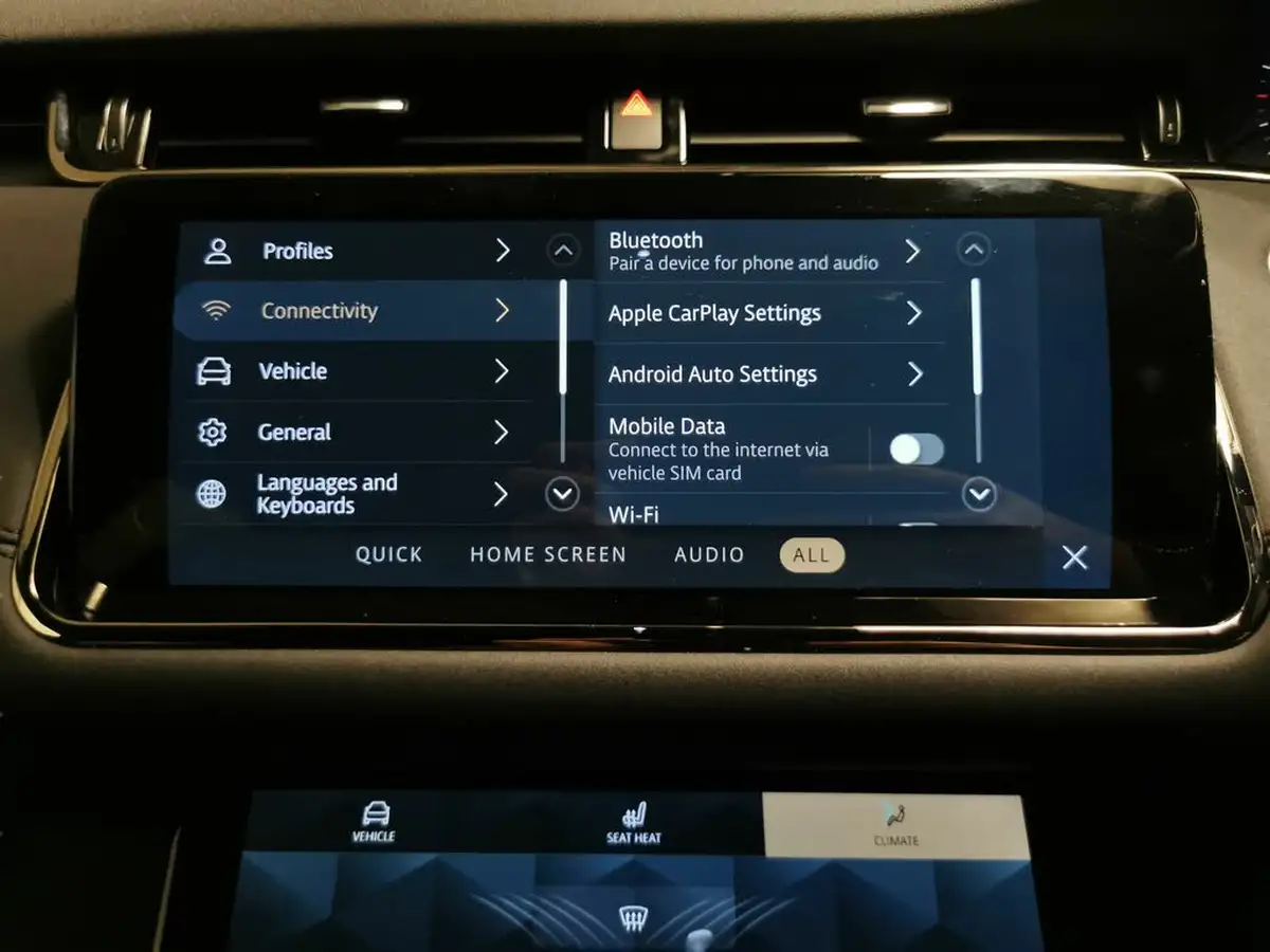 2022-land-rover-range-rover-evoque-15-p300e-r-dynamic-se-big-17